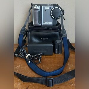 Sony Mavica MVC-FD85 MPEGMOVIE 4X FD Drive 6X Zoom 1.3MP Digital Still Camera